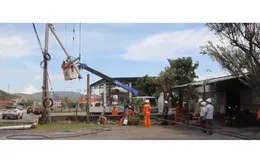 Nỗ lực khôi phục toàn bộ lưới điện bị thiệt hại tại hai tỉnh Quảng Trị và Hà Tĩnh vào ngày 2/10