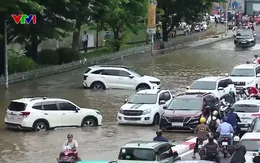 Nhiều tuyến phố của Hà Nội biến thành “sông” mỗi khi mưa lớn