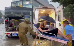 Hà Nội: Kịp thời hỗ trợ sản phụ đi cấp cứu do sinh non trong ngày ngập úng