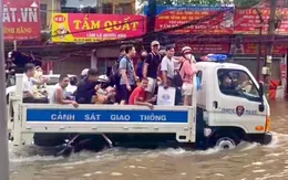 Hà Nội vẫn ngập sau mưa lớn, CSGT hỗ trợ đưa người dân qua điểm ngập, úng