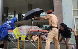 CSGT Hà Nội hỗ trợ đưa 2 cháu bé đi cấp cứu trong mưa ngập