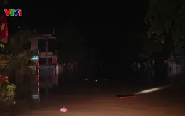 Các lực lượng chức năng xuyên đêm hỗ trợ người dân trong nước lũ
