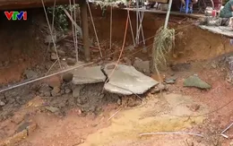 Lào Cai huy động máy xúc, xe tải giải phóng các tuyến đường bị vùi lấp