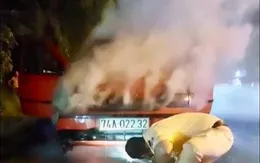 Giải cứu 2 người trên xe ô tô đang bốc cháy