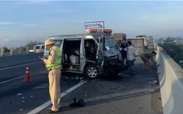 Xe cứu thương va chạm xe tải trên cao tốc làm một người tử vong