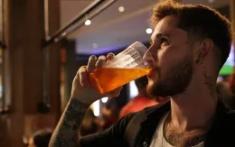 Brazil cảnh báo ngộ độc methanol, người dân tạm ngừng uống rượu mạnh