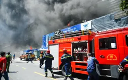 Cháy lớn tại Trung tâm cao ốc đang xây dựng ở Đà Nẵng, khói đen nghi ngút