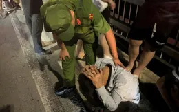 Nam thanh niên định nhảy cầu Nhật Tân tự tử được cảnh sát cứu kịp thời