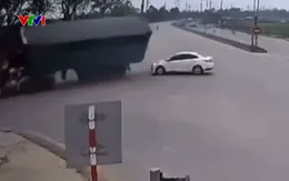 Đánh lái gấp để tránh va chạm, xe tải lật nghiêng xuống đường