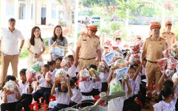 Đắk Lắk: Trao tặng hơn 400 phần quà Trung thu cho học sinh nghèo ở buôn khó khăn