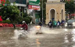 Mưa xối xả suốt đêm tới sáng, nhiều tuyến phố Hà Nội lại ngập trong biển nước
