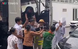 Hà Nội: CSGT cùng người dân hỗ trợ bệnh nhân hiểm nghèo giữa mưa ngập