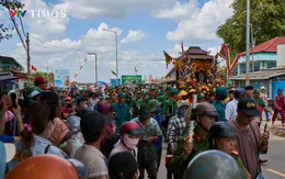 Biển người đón đoàn rước Nghinh Ông trên phố