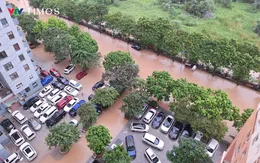 Ảnh hưởng bởi bão số 11, “vựa nước” Đông Ngạc lại ngập nặng, phải nhờ xe quân đội hỗ trợ