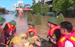Gấp rút đưa hàng cứu trợ vào vùng ngập lụt Thái Nguyên
