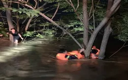 Kịp thời cứu người dân bị lật thuyền trong vùng ngập lụt ở Hà Nội