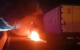 Xe đông lạnh chở trái cây cháy rụi trên cao tốc Vĩnh Hảo - Phan Thiết