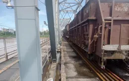 Ngành đường sắt điều tàu hàng trăm tấn để giữ cầu Bắc Giang