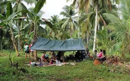 Người dân Philippines ngủ ngoài trời sau hai trận động đất mạnh