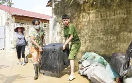 Gần 400 cán bộ, chiến sĩ Công an Hà Nội hỗ trợ người dân xã Trung Giã khắc phục hậu quả sau bão số 11