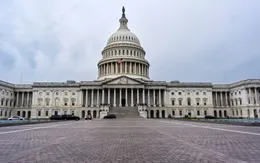 Hơn 1.000 nhân sự y tế Mỹ bị sa thải