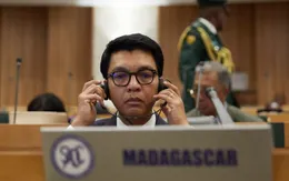 Tổng thống Madagascar rời khỏi đất nước