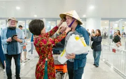 Secret Garden thích thú khi được tặng nón lá Việt Nam