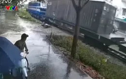 Thiếu quan sát khi băng qua đường sắt, xe máy bị tàu hỏa tông trúng