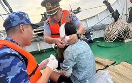 Cấp cứu kịp thời ngư dân bị thương nặng trên vùng biển phía Nam
