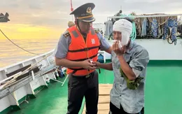 Kiểm ngư kịp thời cứu sống ngư dân gặp tai nạn lao động trên biển