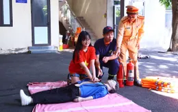 Công an Hà Nội tập huấn kỹ năng cứu người đuối nước cho học sinh