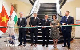 Chủ tịch Quốc hội Hungary cắt băng khai mạc triển lãm ảnh về Thành phố Hồ Chí Minh đầu thế kỷ XX