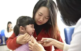 Hà Nội kiểm tra tiền sử và tiêm bù vaccine cho trẻ mầm non, tiểu học