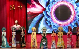 Nhà Ngoại giao nữ với Áo dài Việt