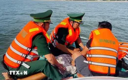 Đưa ngư dân gặp nạn trên vùng biển Hoàng Sa về bờ an toàn