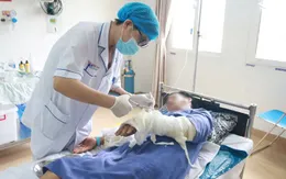 Bị bỏng nặng do đốt rác bằng... xăng
