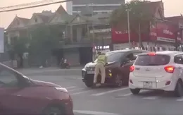 Không chấp hành hiệu lệnh, tài xế ô tô tông thẳng khiến CSGT bị hất lên nắp capo