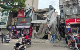 Điều tra vụ tấm bê tông rơi trúng người đi đường ở Hà Nội, 1 người tử vong