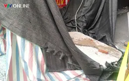 Hà Nội: Tấm bê tông từ ngôi nhà đang phá dỡ rơi đè trúng người đi đường