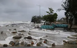 Huế: Gió mạnh và sóng lớn, nước biển dâng ngập khu dân cư ven biển Thuận An