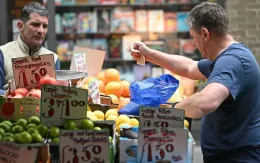 Anh: Lạm phát cao đe dọa triển vọng hạ lãi suất