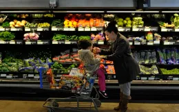 Công chức bị cho nghỉ việc tại Mỹ xếp hàng nhận thực phẩm