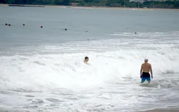 Khánh Hòa: Người dân và du khách không tắm biển trong mùa mưa bão