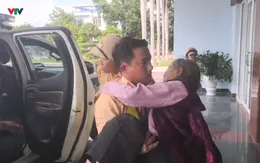 CSGT kịp thời hỗ trợ cụ bà 98 tuổi bất tỉnh trên xe khách đi cấp cứu