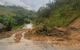 Mưa lũ tại miền Trung gây sạt lở vào nhà dân, chia cắt nhiều tuyến giao thông