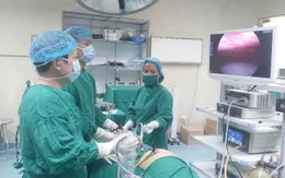 Khối u buồng trứng nặng như “thai 8 tháng”, bác sĩ hút 6 lít dịch cứu bệnh nhân