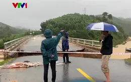 Sạt lở chia cắt giao thông nghiêm trọng tại miền Trung