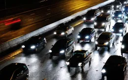 Anh xem xét lại tình trạng đèn pha gây lóa mắt tài xế