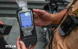 Xử phạt người phụ nữ vi phạm nồng độ cồn, không chấp hành yêu cầu kiểm tra