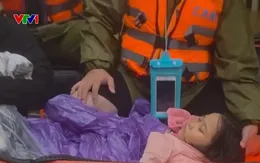 Cán bộ, chiến sĩ xuyên đêm cứu hộ, cứu nạn người dân vùng ngập ở Huế